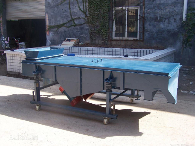 振動電機安裝于直線振動篩底部 振動電機安裝于直線振動篩底部.jpg